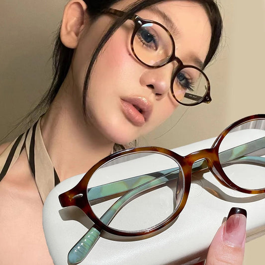 Vintage babe, oval glasses